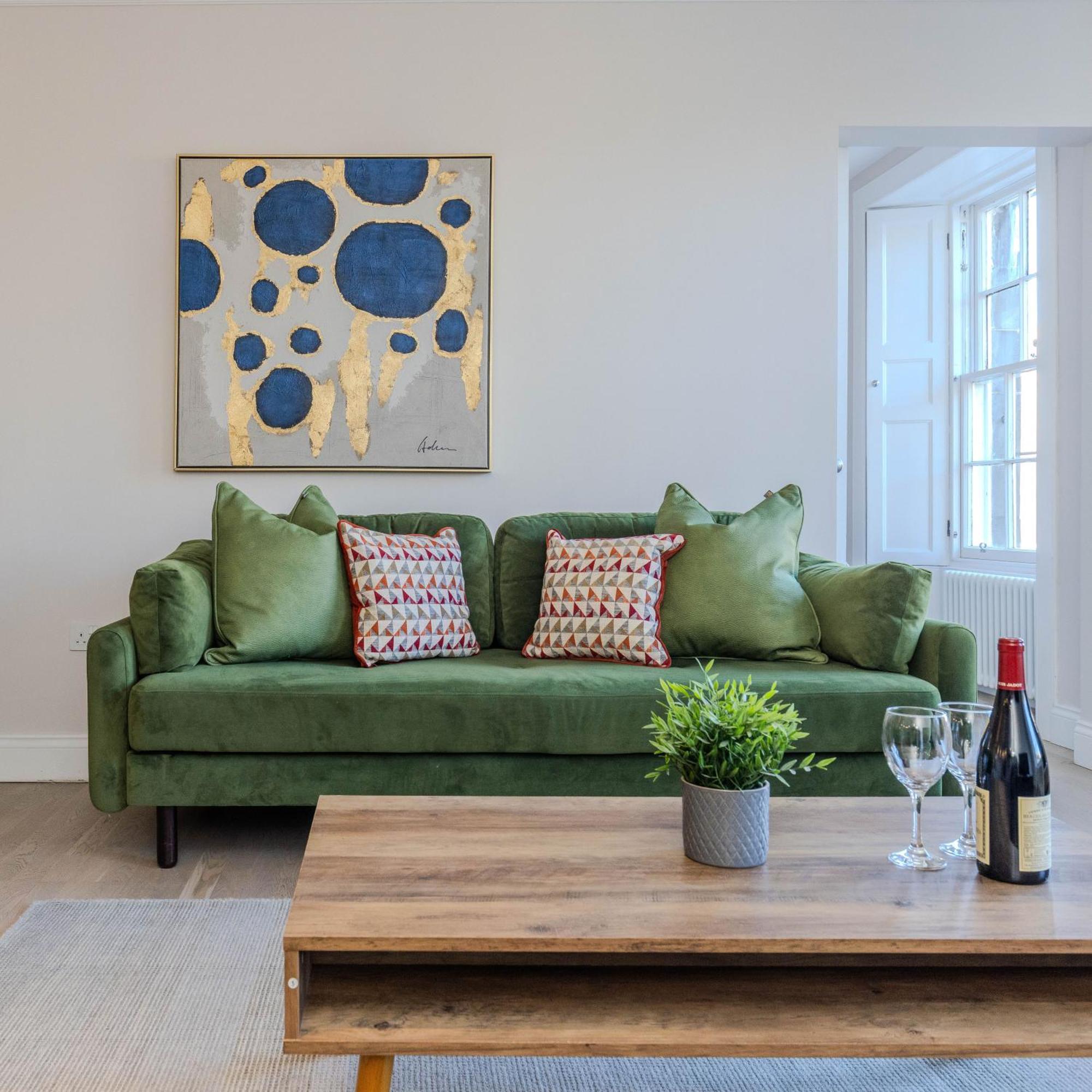 Dragon Suites - Edinburgh City Centre 2 Bed Apartment, Edinburgh
