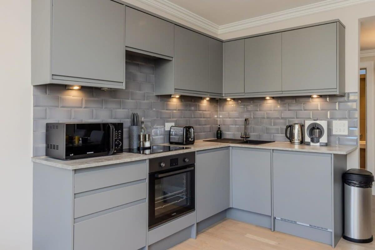 Dragon Suites - Edinburgh City Centre 2 Bed Apartment — Photos 2